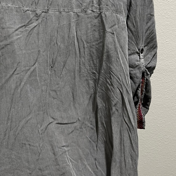Andree By Unit Shirt Womens SMALL gray Embroidered Floral Boho Flowy Crinkle - Picture 4 of 7